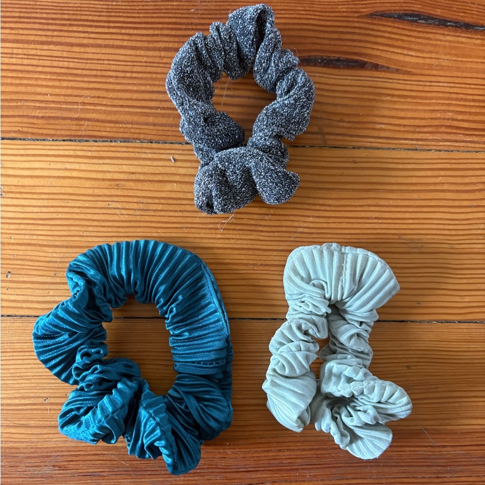 NWOT Kitsch Women's Scrunchie Set 

Will donate if doesn’t sell ‼️